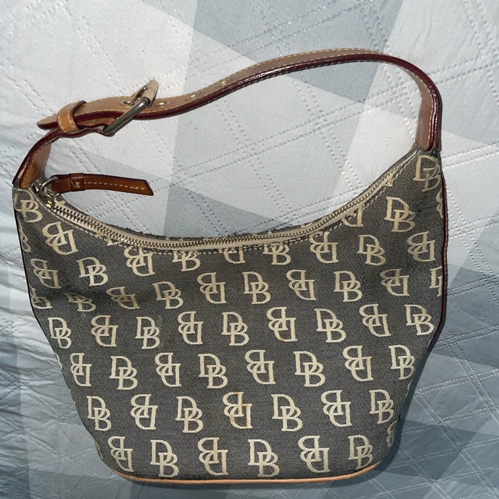 Gorgeous vintage Dooney&Bourke purse.. small sized hand held bag! Great price!
